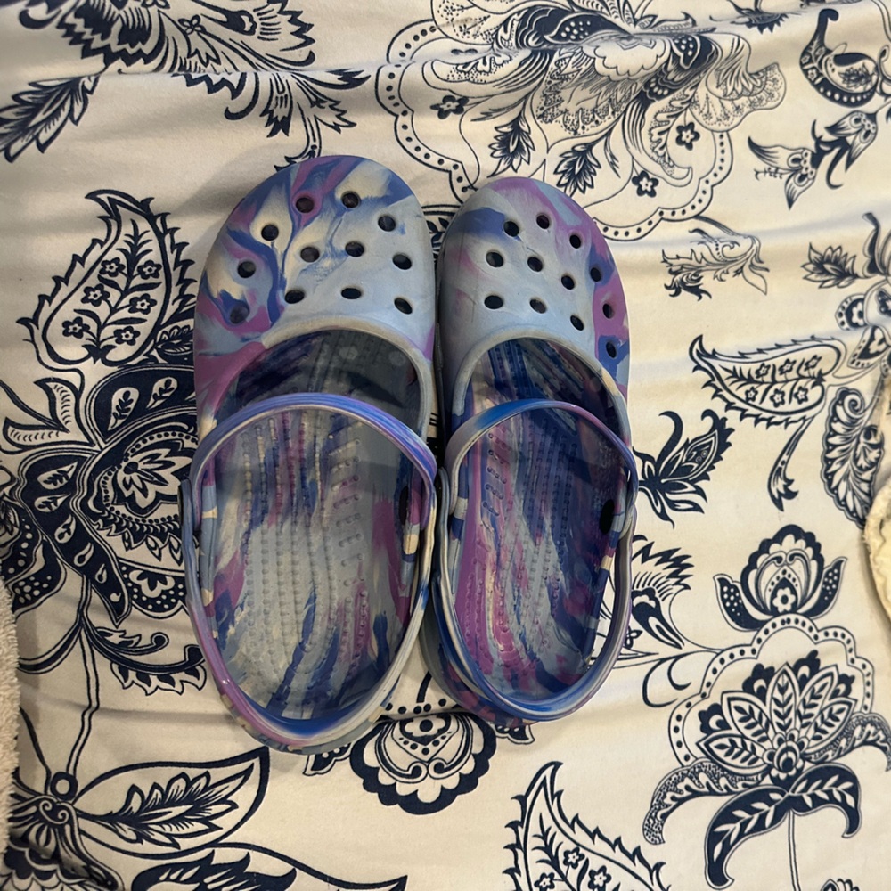 Size 6 tye dye blue/purple Crocs